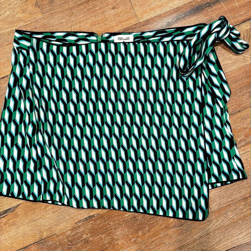 Diane Von Furstenberg Side Wrap Arrow Geo Green Mini Skort Size 1X